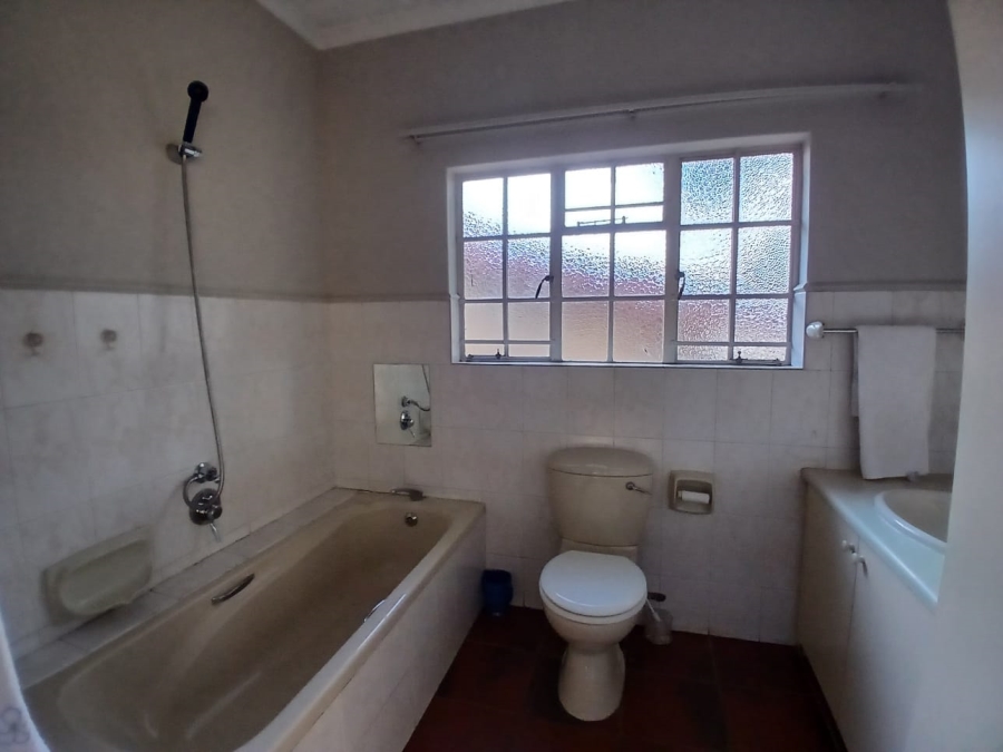 5 Bedroom Property for Sale in Nieuw Muckleneuk Gauteng