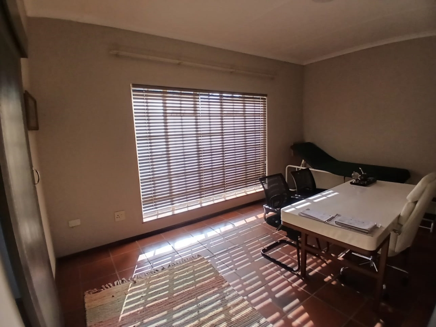 5 Bedroom Property for Sale in Nieuw Muckleneuk Gauteng