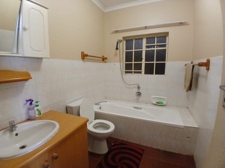 5 Bedroom Property for Sale in Nieuw Muckleneuk Gauteng