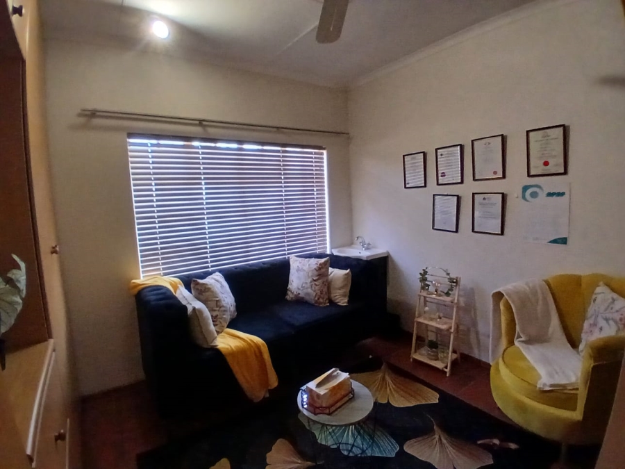 5 Bedroom Property for Sale in Nieuw Muckleneuk Gauteng