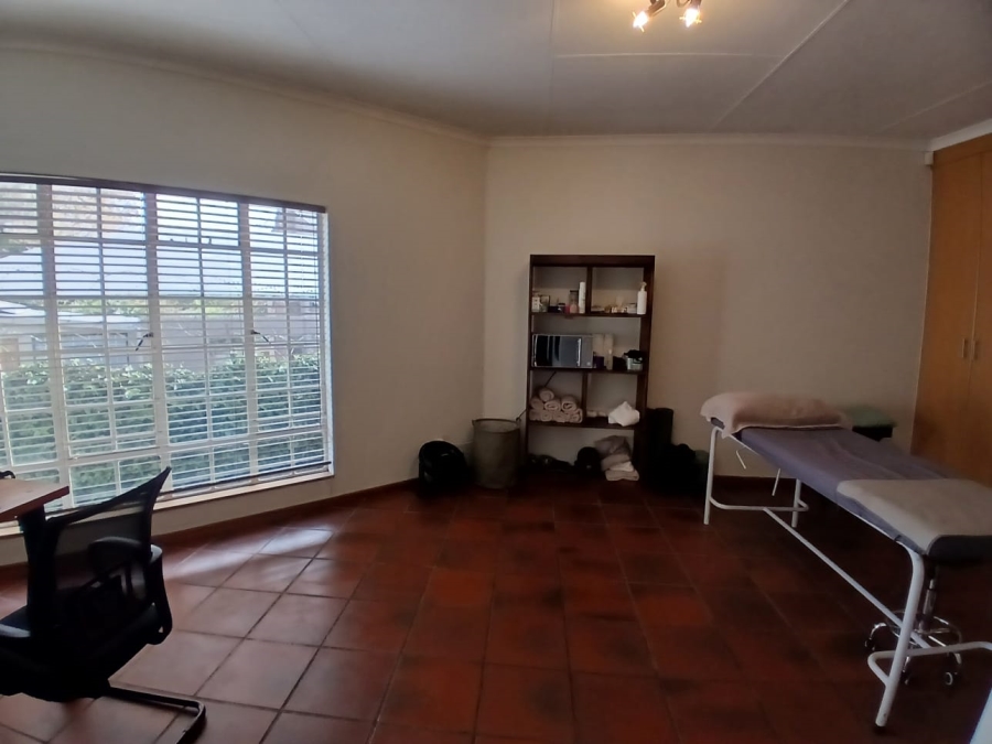 5 Bedroom Property for Sale in Nieuw Muckleneuk Gauteng