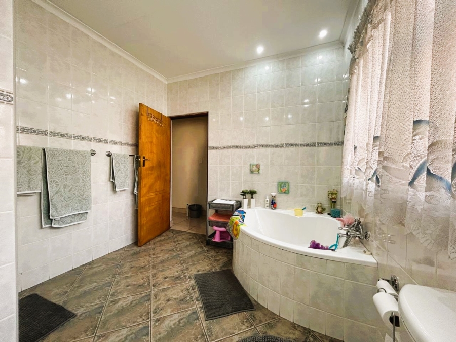 4 Bedroom Property for Sale in Blue Valley Golf Estate Gauteng