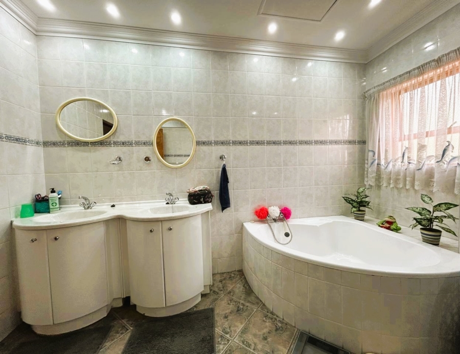 4 Bedroom Property for Sale in Blue Valley Golf Estate Gauteng
