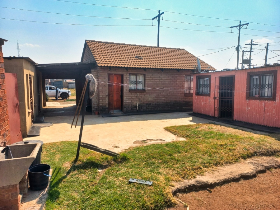 2 Bedroom Property for Sale in Zonkezizwe Gauteng