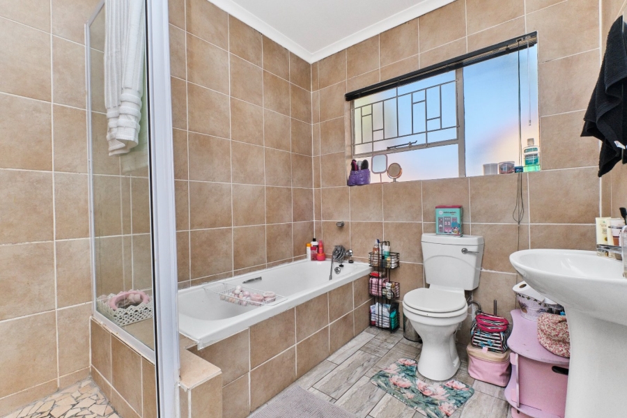 3 Bedroom Property for Sale in Wilgeheuwel Gauteng