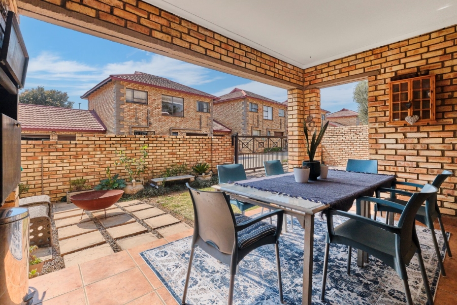 3 Bedroom Property for Sale in Wilgeheuwel Gauteng
