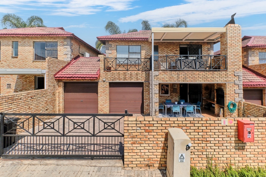 3 Bedroom Property for Sale in Wilgeheuwel Gauteng