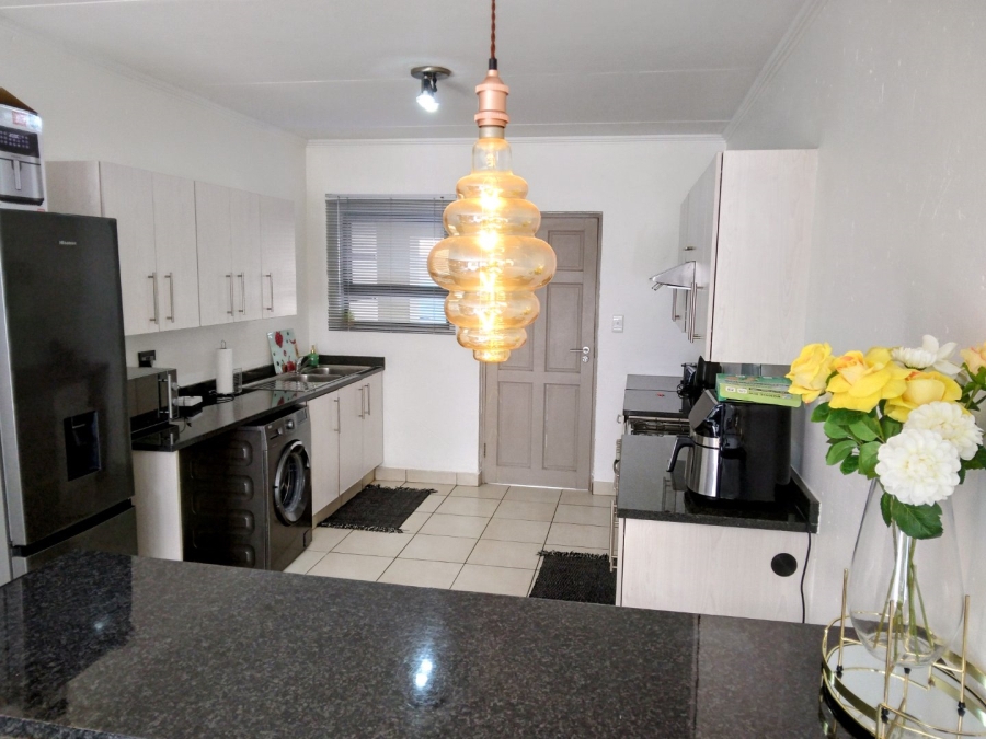 To Let  Bedroom Property for Rent in Beverley Gardens Gauteng