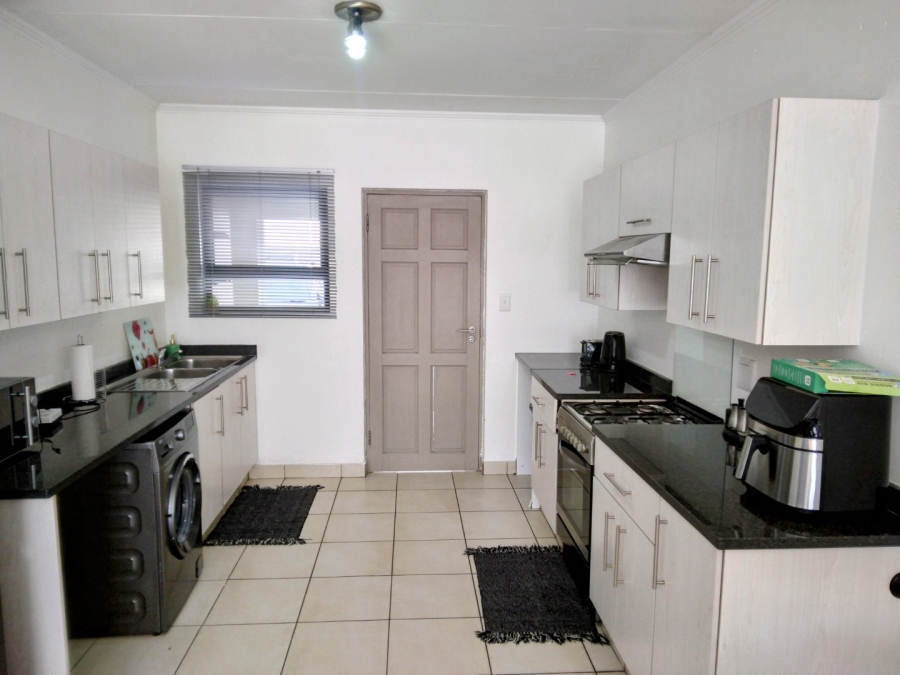 To Let  Bedroom Property for Rent in Beverley Gardens Gauteng