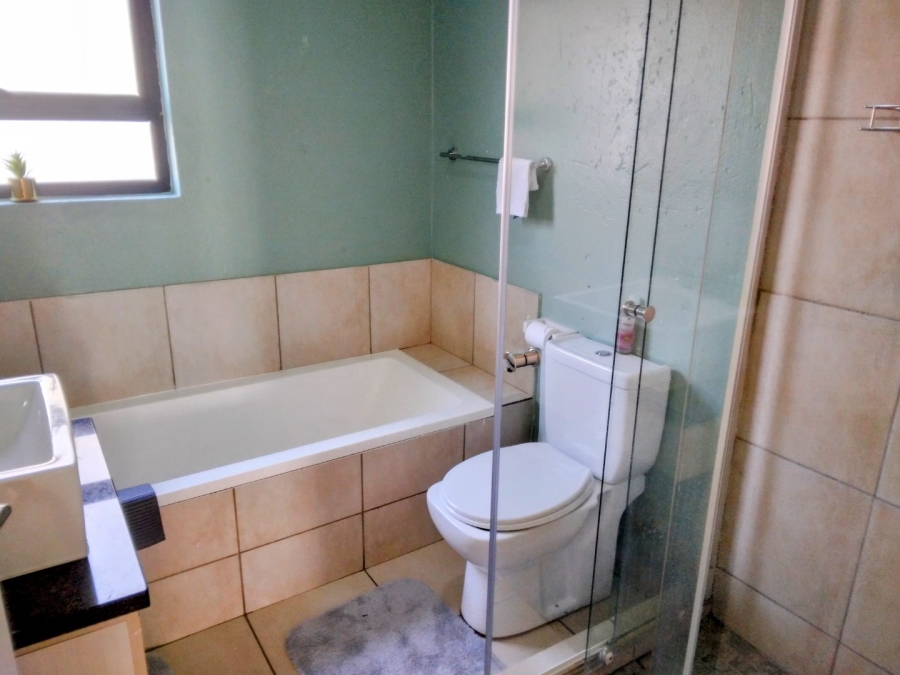 To Let  Bedroom Property for Rent in Beverley Gardens Gauteng