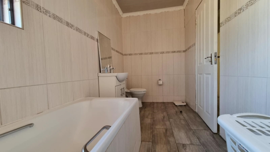 To Let 3 Bedroom Property for Rent in Birch Acres Gauteng
