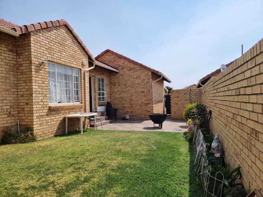2 Bedroom Property for Sale in The Reeds Gauteng