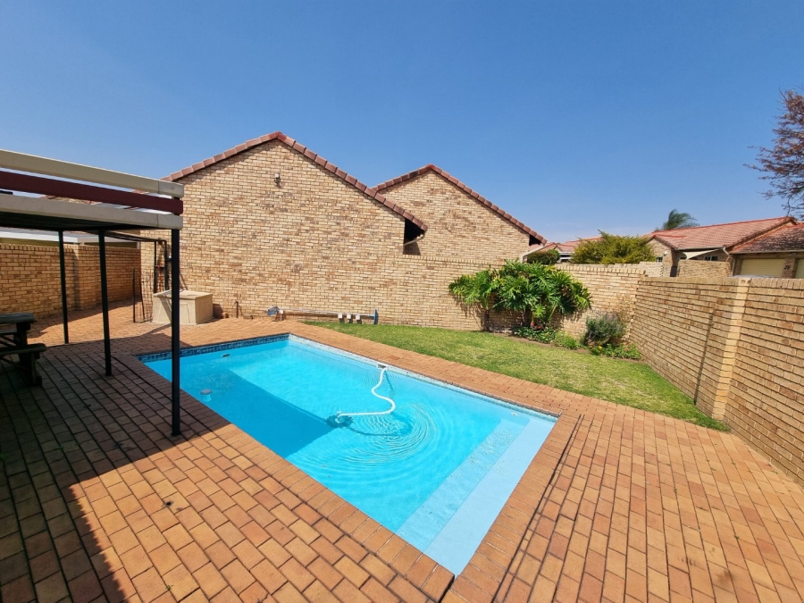 2 Bedroom Property for Sale in The Reeds Gauteng