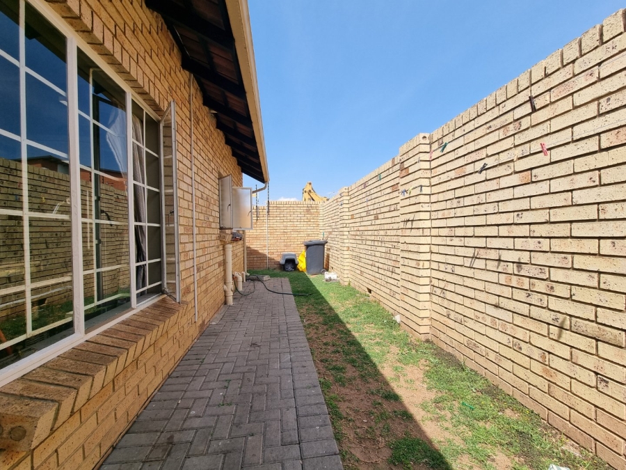 2 Bedroom Property for Sale in The Reeds Gauteng