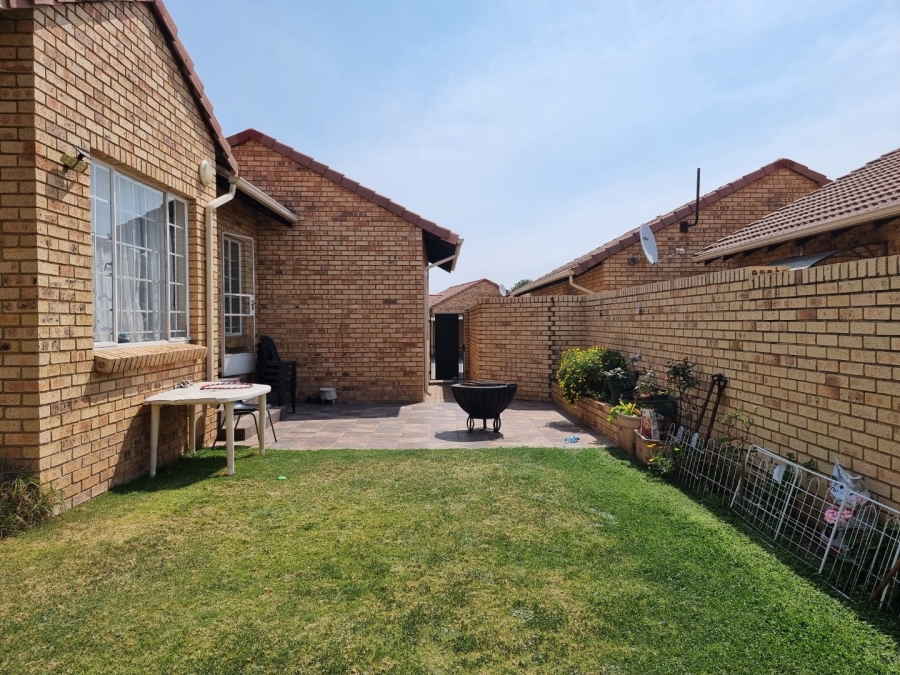 2 Bedroom Property for Sale in The Reeds Gauteng