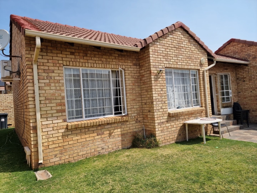 2 Bedroom Property for Sale in The Reeds Gauteng