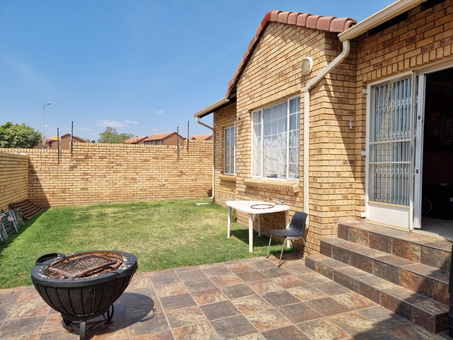 2 Bedroom Property for Sale in The Reeds Gauteng