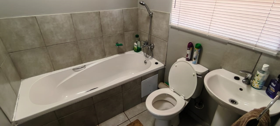 To Let 1 Bedroom Property for Rent in Fairlead Gauteng