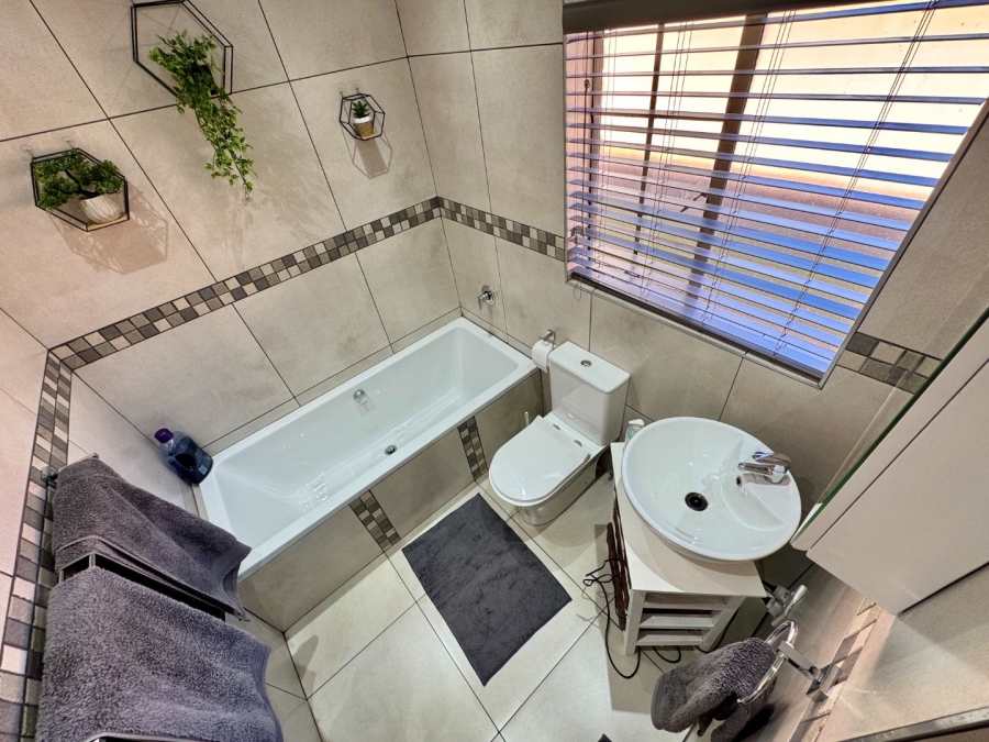 To Let 2 Bedroom Property for Rent in Pierre Van Ryneveld Gauteng