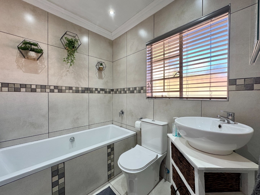 To Let 2 Bedroom Property for Rent in Pierre Van Ryneveld Gauteng
