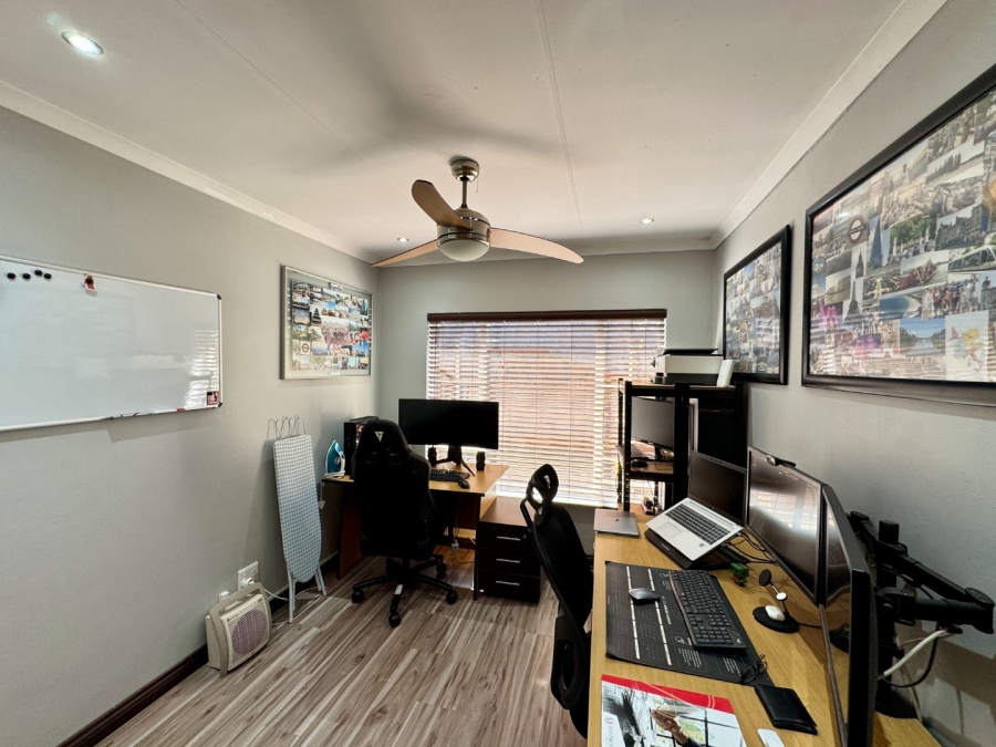 To Let 2 Bedroom Property for Rent in Pierre Van Ryneveld Gauteng