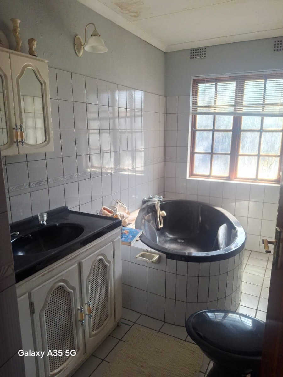 Commercial Property for Sale in Fairlead Gauteng