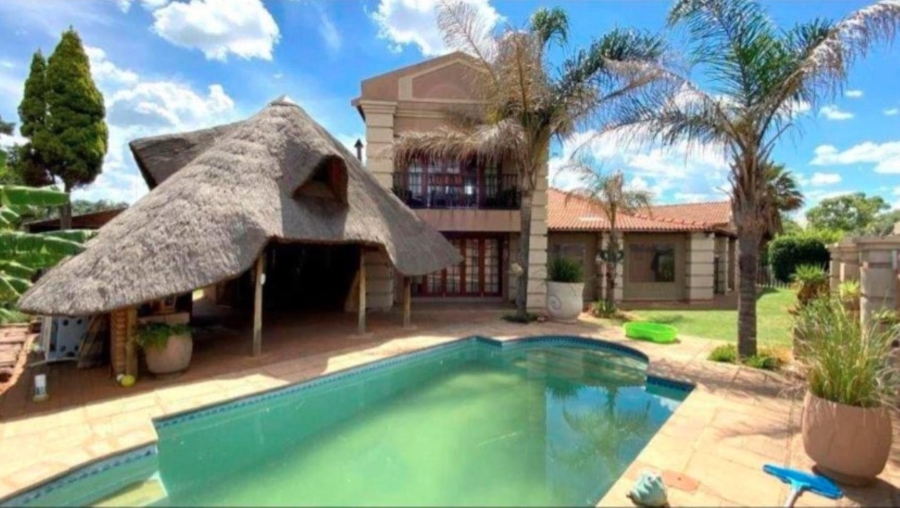 5 Bedroom Property for Sale in Oberholzer Gauteng