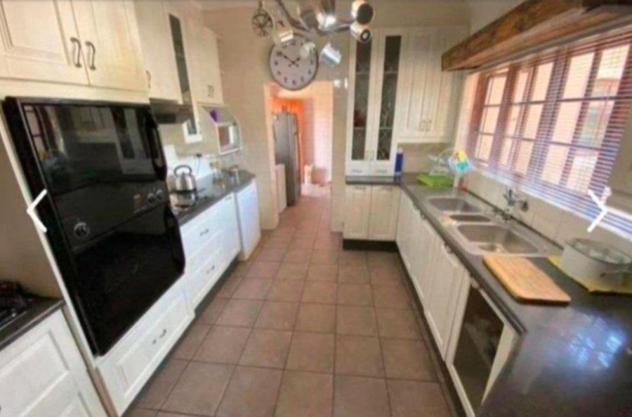 5 Bedroom Property for Sale in Oberholzer Gauteng