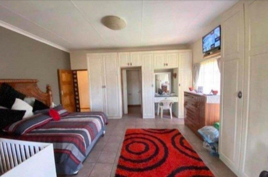 5 Bedroom Property for Sale in Oberholzer Gauteng
