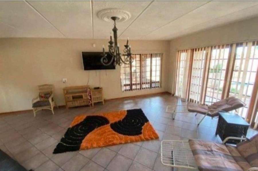 5 Bedroom Property for Sale in Oberholzer Gauteng