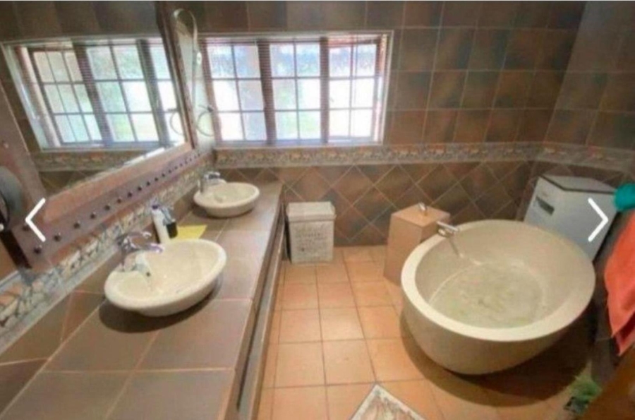 5 Bedroom Property for Sale in Oberholzer Gauteng