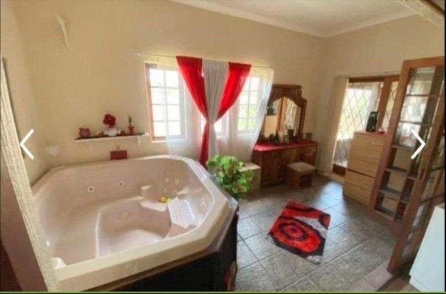 5 Bedroom Property for Sale in Oberholzer Gauteng
