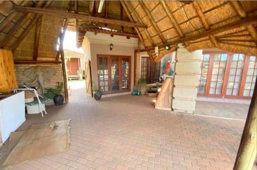 5 Bedroom Property for Sale in Oberholzer Gauteng