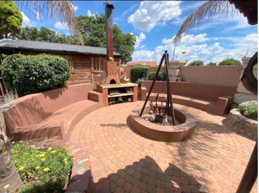 5 Bedroom Property for Sale in Oberholzer Gauteng