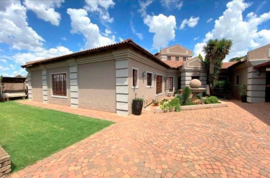 5 Bedroom Property for Sale in Oberholzer Gauteng