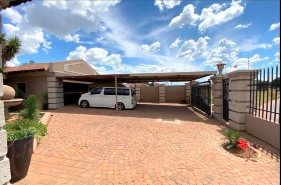 5 Bedroom Property for Sale in Oberholzer Gauteng