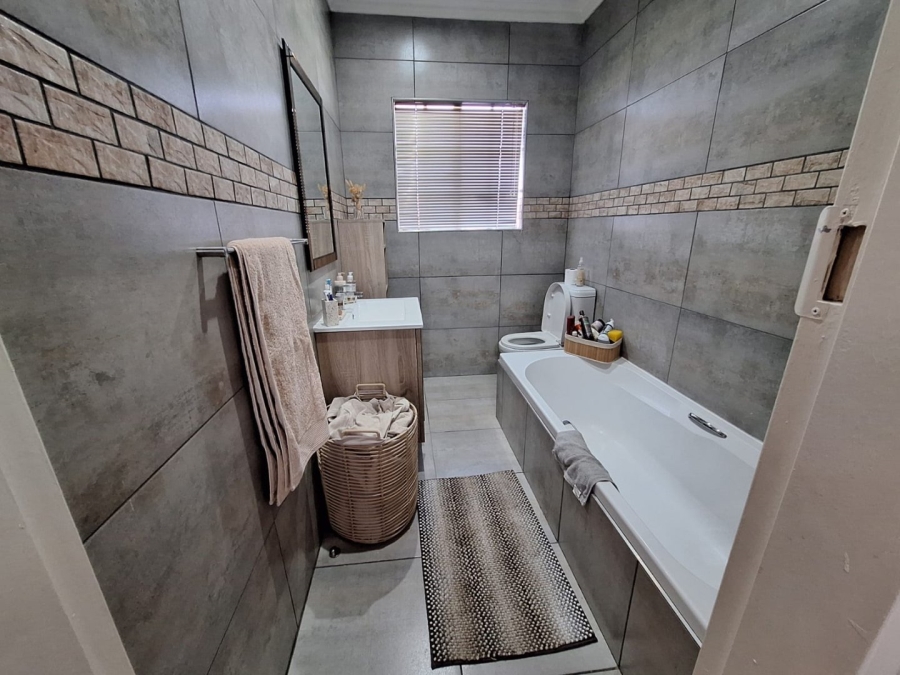 2 Bedroom Property for Sale in Three Rivers East Gauteng