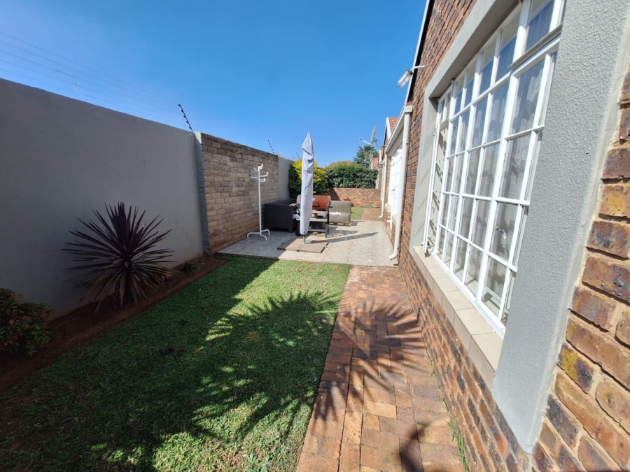 2 Bedroom Property for Sale in Three Rivers East Gauteng