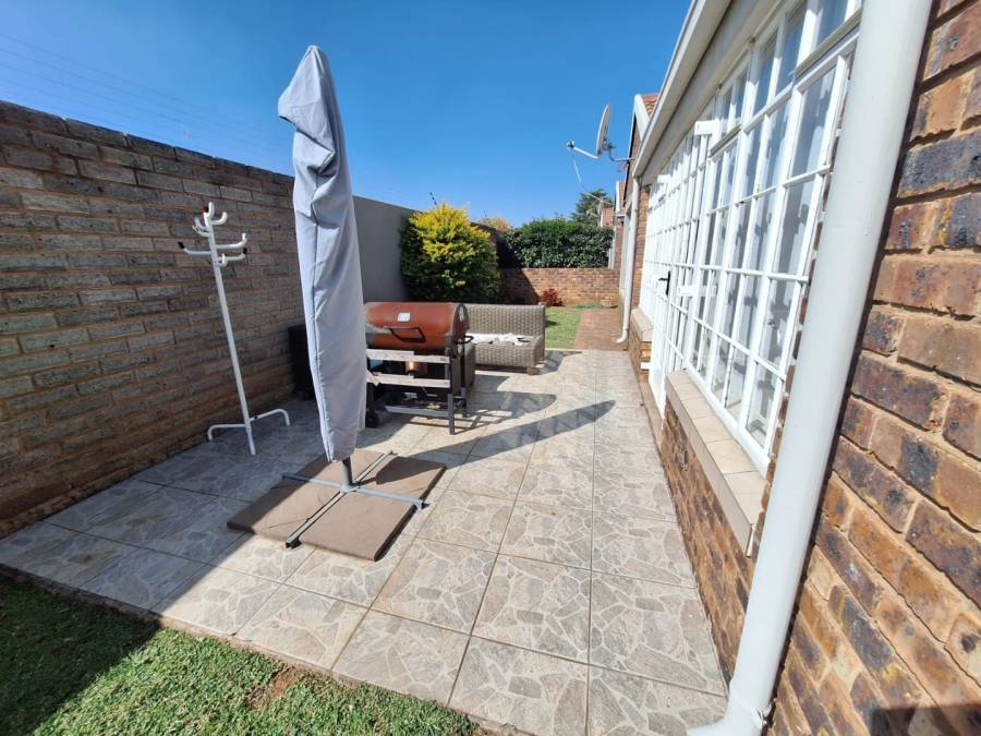 2 Bedroom Property for Sale in Three Rivers East Gauteng