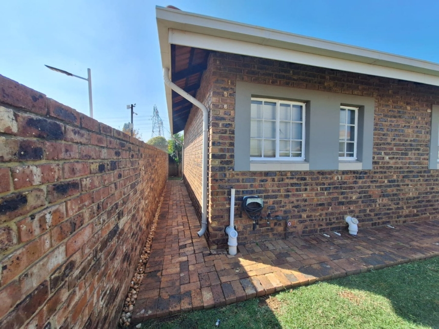 2 Bedroom Property for Sale in Three Rivers East Gauteng