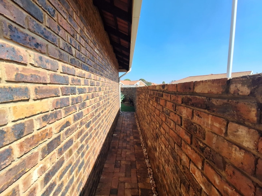 2 Bedroom Property for Sale in Three Rivers East Gauteng
