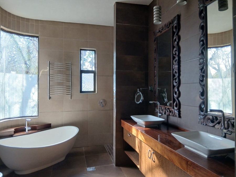 6 Bedroom Property for Sale in Atholl Gauteng