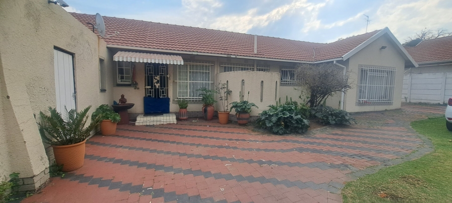 To Let 4 Bedroom Property for Rent in Croydon Gauteng