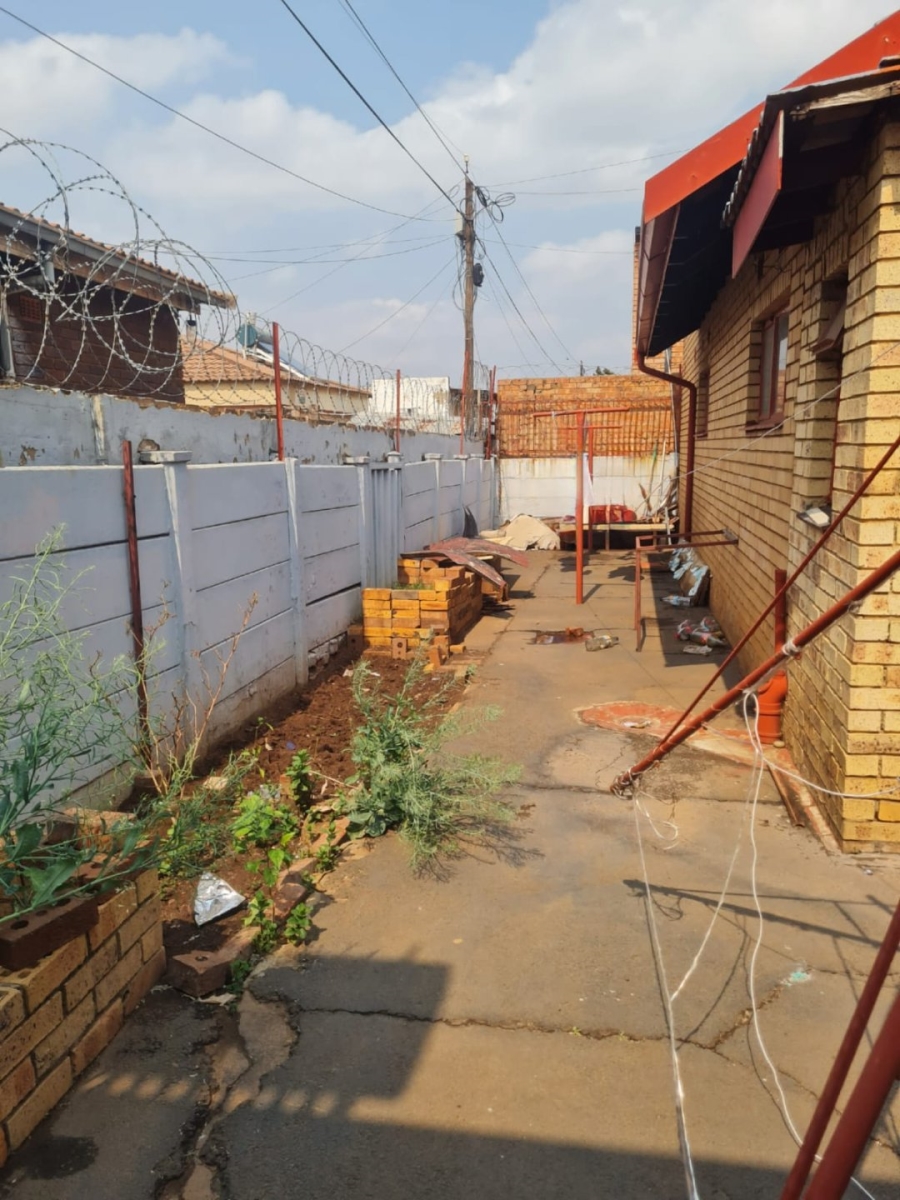  Bedroom Property for Sale in Lenasia Ext 2 Gauteng