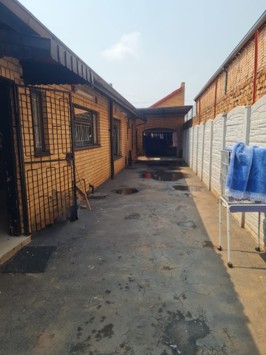  Bedroom Property for Sale in Lenasia Ext 2 Gauteng