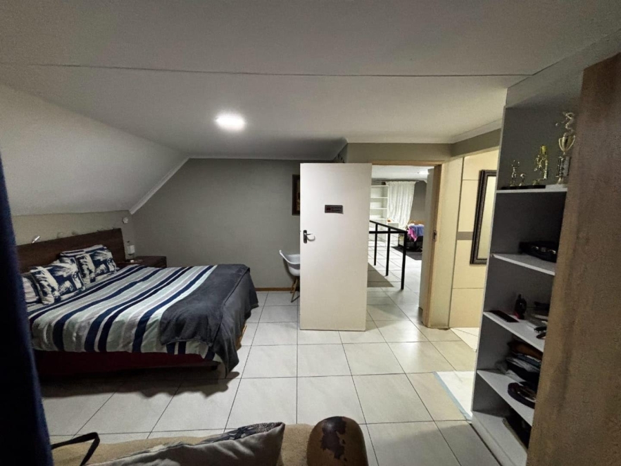 5 Bedroom Property for Sale in Halfway Gardens Gauteng