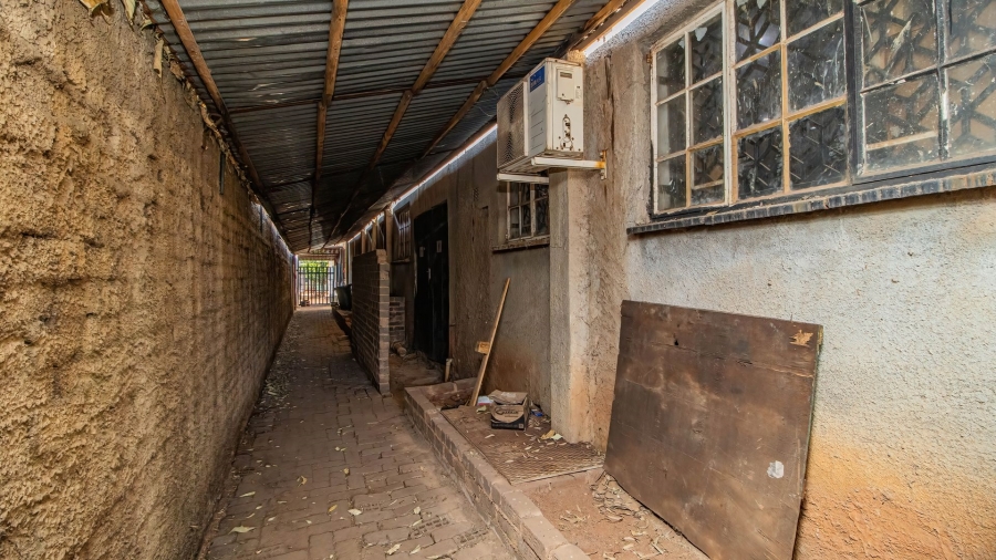 Commercial Property for Sale in Clayville Industria Gauteng