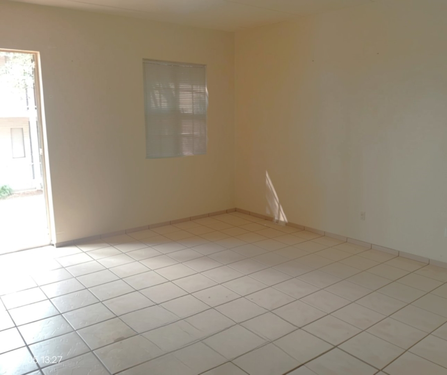 To Let 2 Bedroom Property for Rent in Moffat View Gauteng