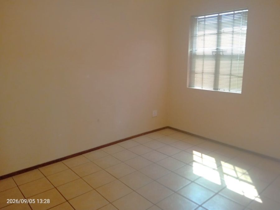 To Let 2 Bedroom Property for Rent in Moffat View Gauteng