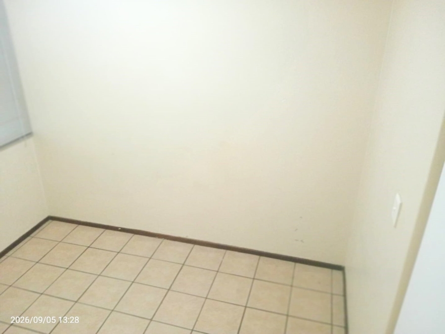 To Let 2 Bedroom Property for Rent in Moffat View Gauteng